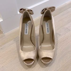 Steven Madden Shimma Champagne Prep toe Satin Pumps- Size 7.5